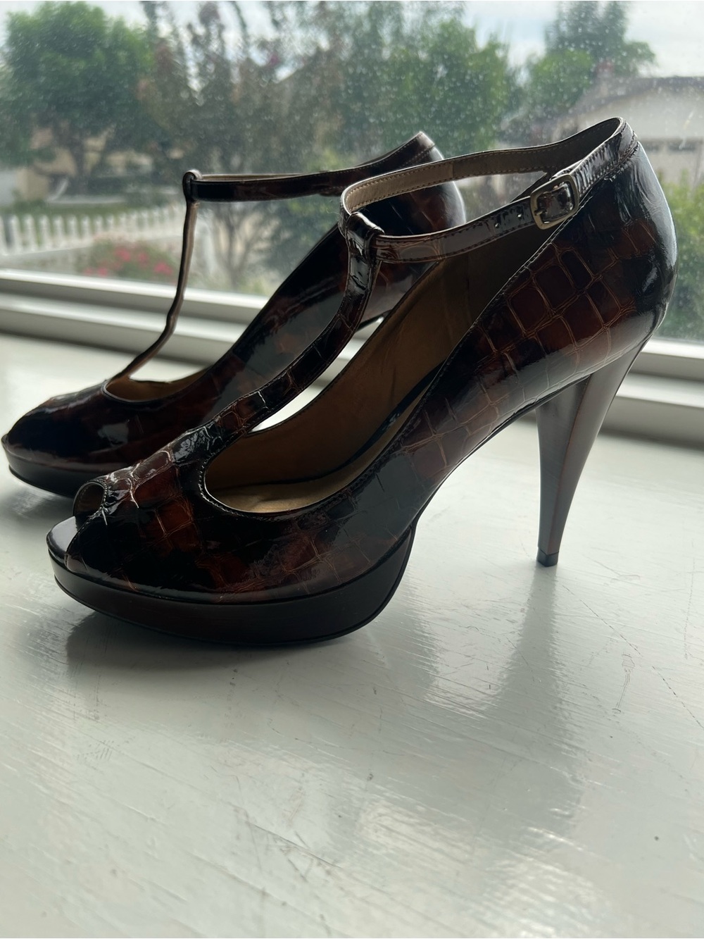 Carlos Santana Alleged T-Strap Platform Heels, 10 - Picture 2 of 9